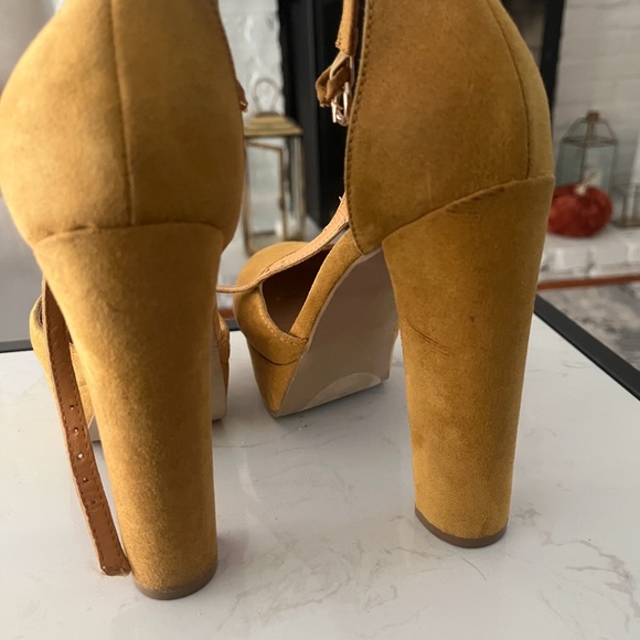 Yellow pumps - Picture 3 of 3
